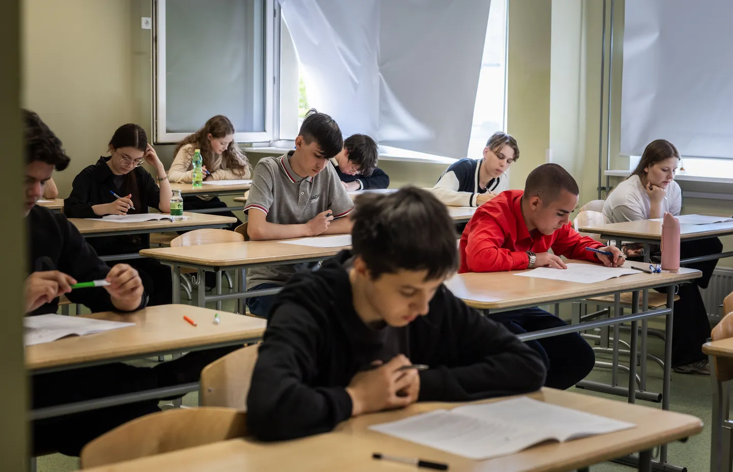 Pildil teevad eksamit Tallinna Läänemere gümnaasiumi õpilased.