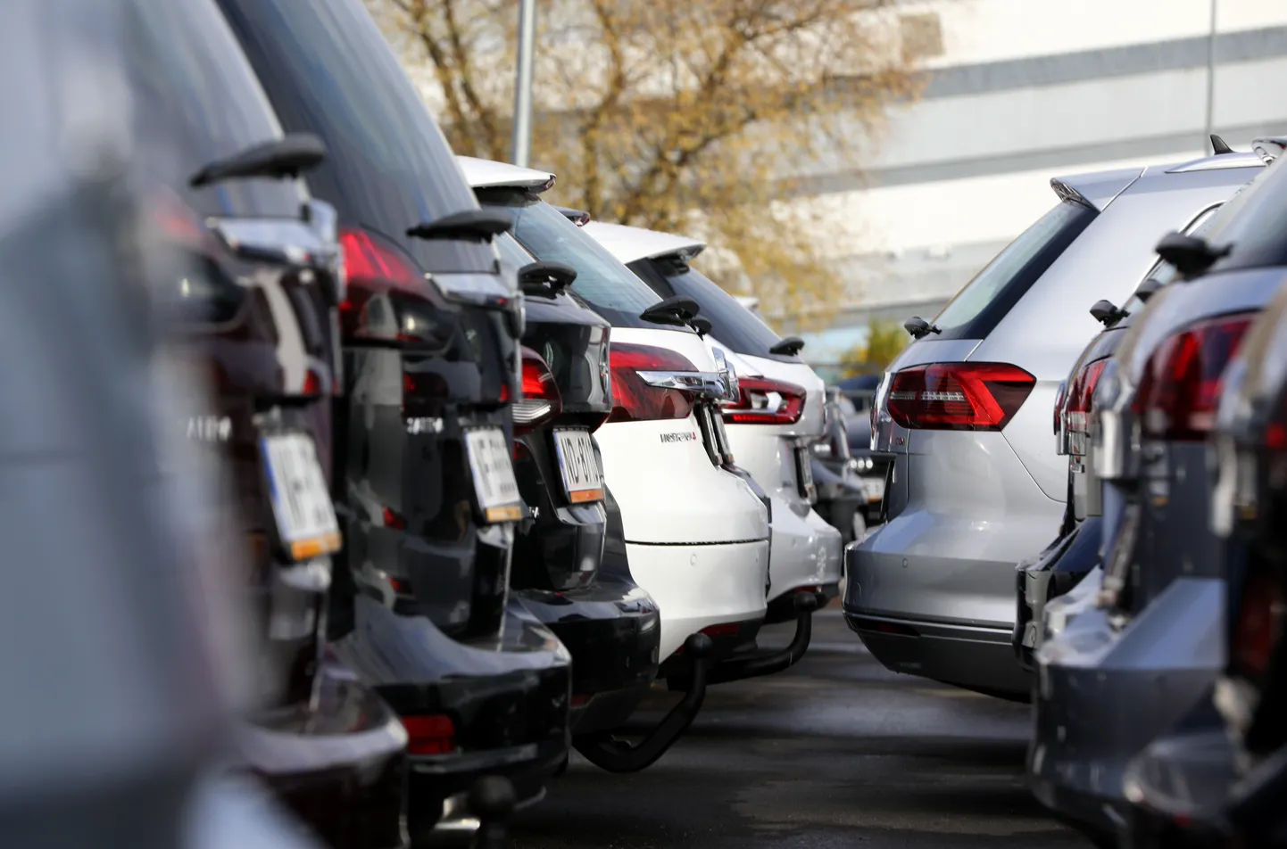 Lietoto auto tirgus AS "Longo Group" tirdzniecības vieta Mūksalas ielā.