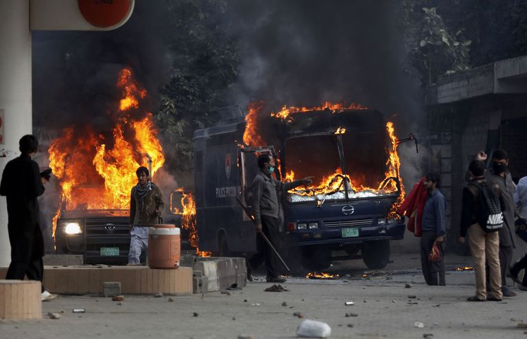 Islamabadi meeleavaldajad on süüdanud politseisõiduki.