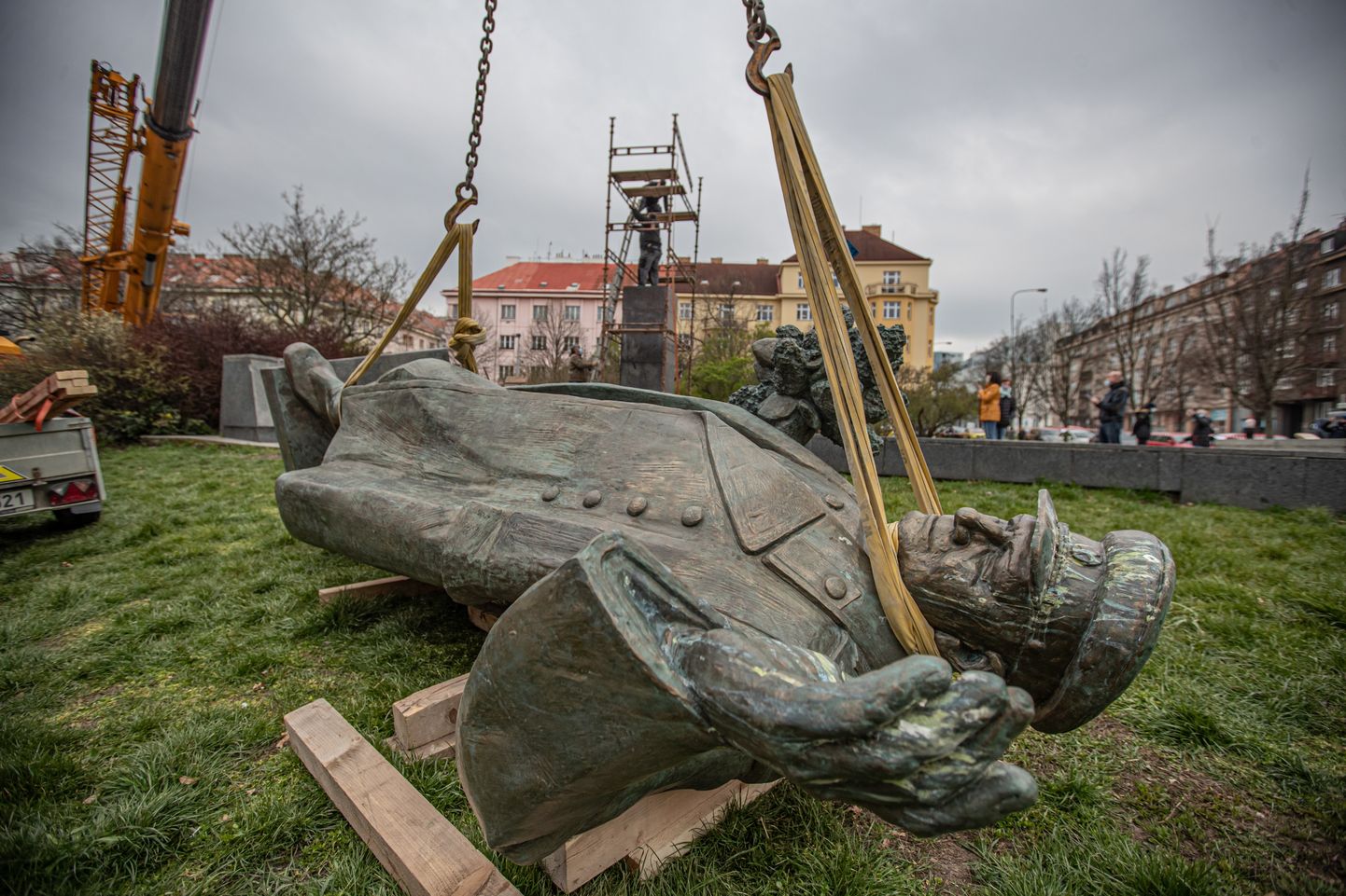 Ivana Koņeva pieminekļa nojaukšana Prāgā, 3. aprīlī