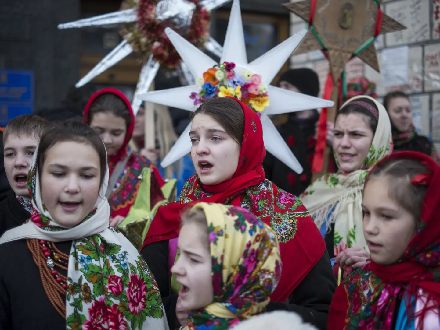 Дети в национальных костюмах Украины.