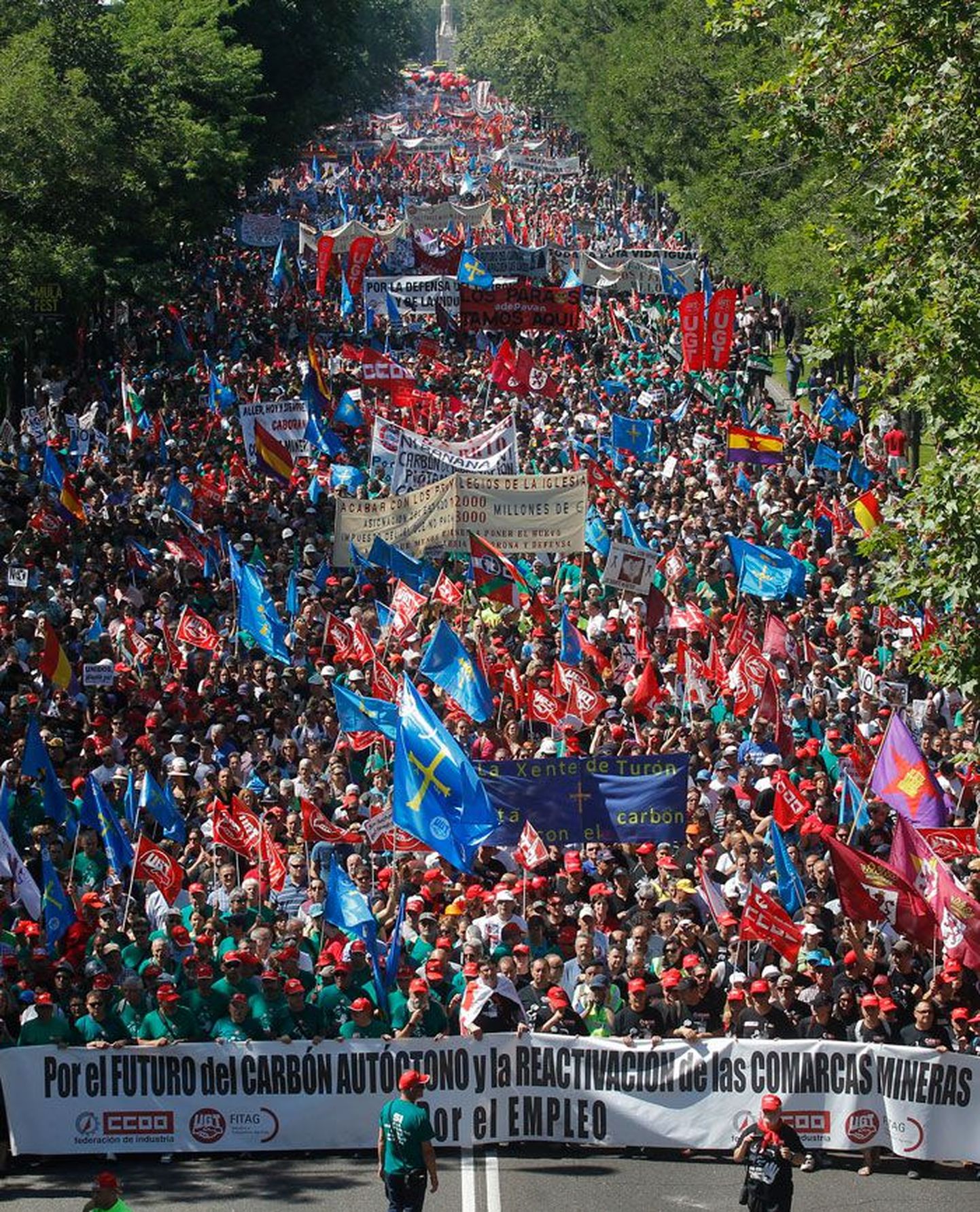 Тысячи шахтеров и сочувствующих, не согласных с политикой правительства, вчера маршировали по центру Мадрида. Субсидии, выплачиваемые испанским правительством горнодобывающим компаниям, планируется сократить на 60%.