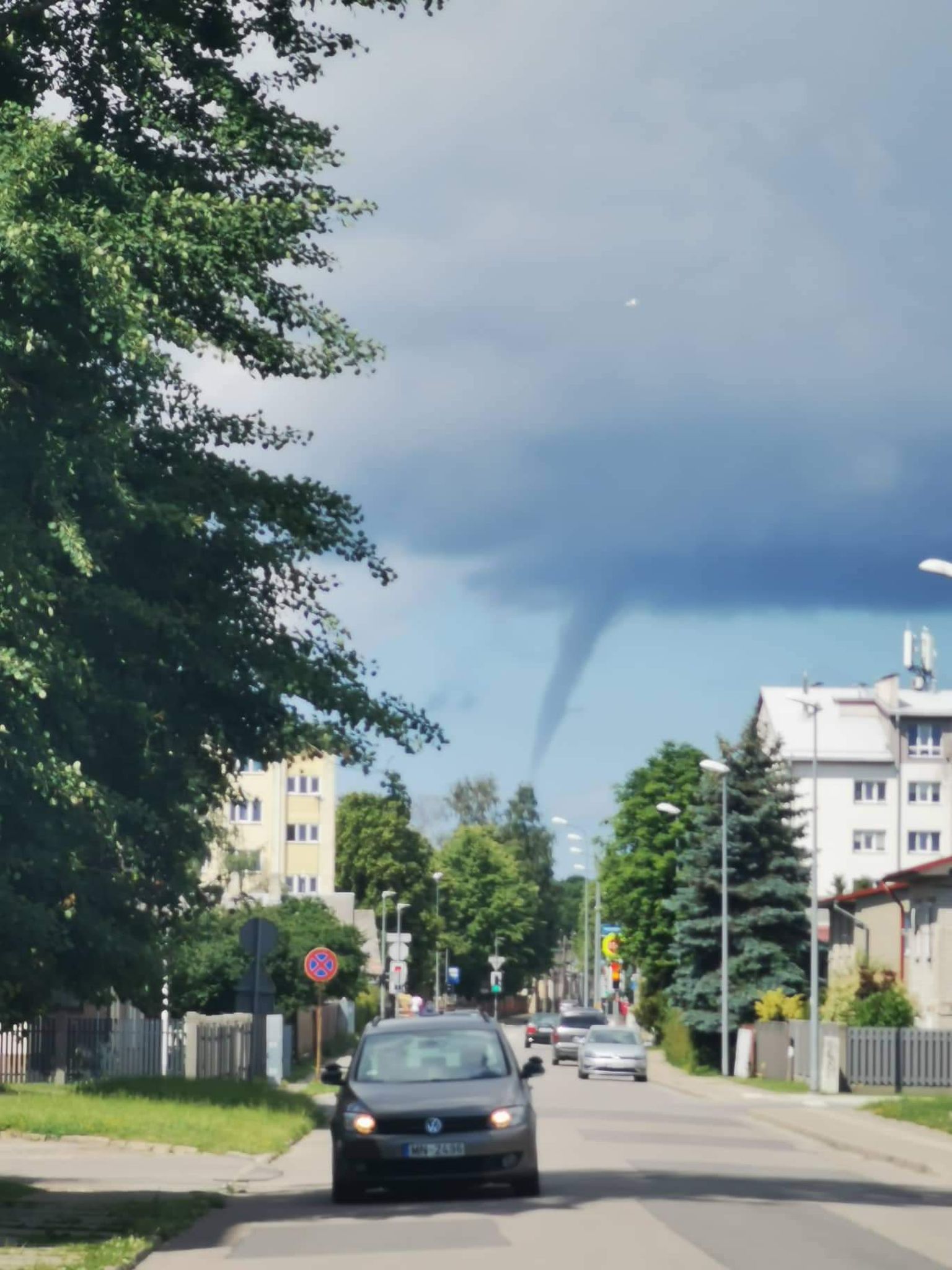 ФОТО Над морем в Лиепае замечен внушительный водяной смерч