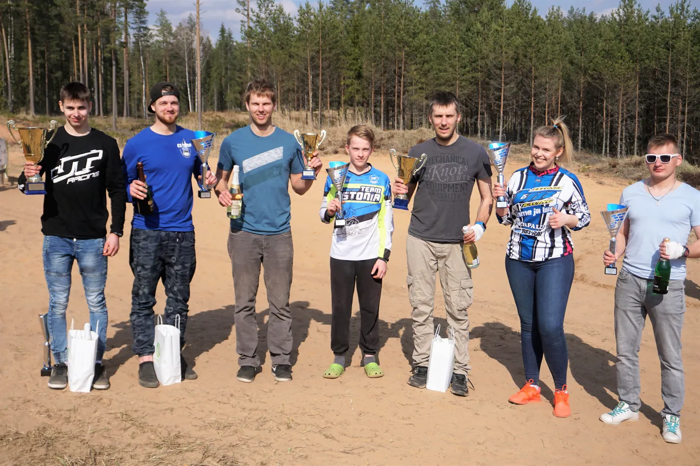 Sõmerpalu motoklubi medalivõitjad Jan Jakobson (vasakult), Elary Talu, Martin Leok, Mikk Kallion, Aigar Leok, Kris Jalas ja Kevin Mõts. Klubi kaheksanda kulla sai Jakobson üldarvestuses.