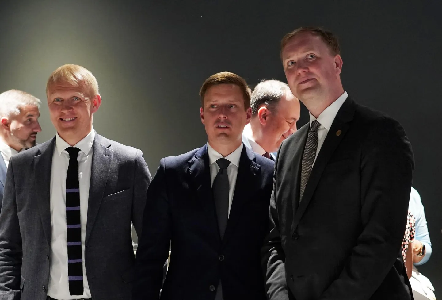 Läti majandusminister Viktors Valainis ​ (paremal) ja Eesti majandus- ning tööstusminister eile Eesti saatkonnas Riias äripesa avamisel.