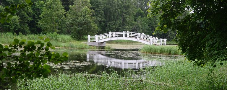 Alatskivi järve sillast tuleb üle käia sirge seljaga – nagu mõisnik muiste.