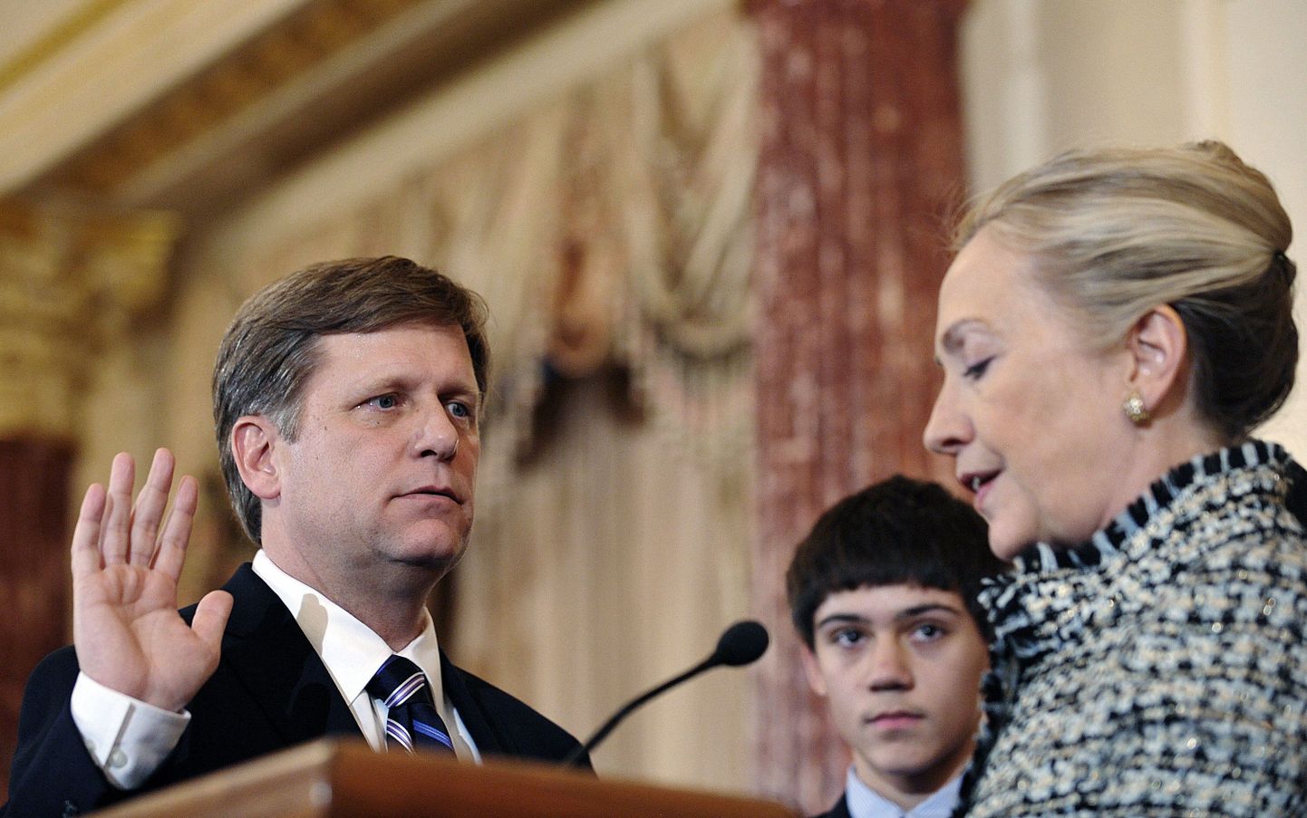 Välisminister HilLary Clinton vannutab ametisse USA uue suursaadiku Venemaal Michael McFauli.