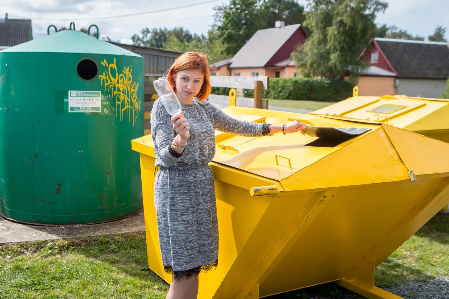 SALME TEENUSKESKUSE juht Kaidi Ottis näitab, et praegu mahub pakendikonteinerisse taarat küll ja loodab, et uus nädalane tühjendustsükkel suudab ületäitumist ära hoida.