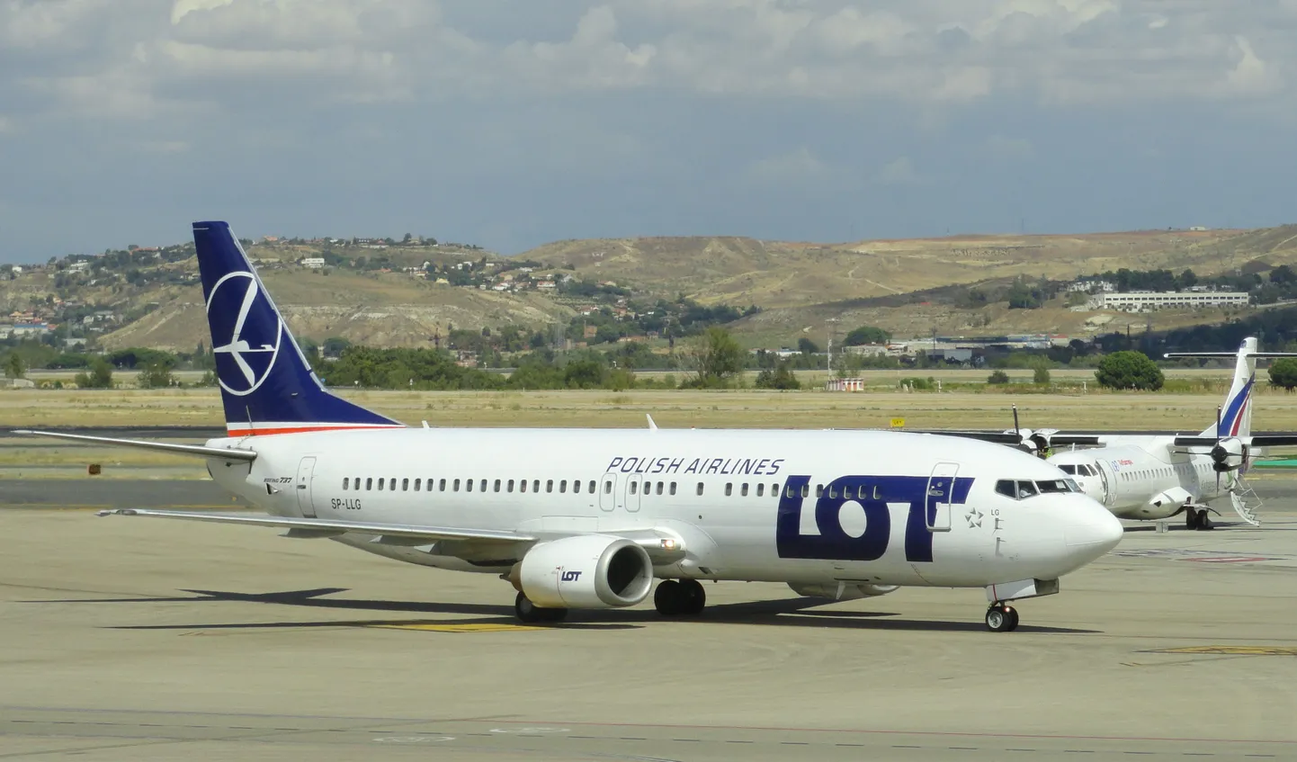 LOT Boeing 737