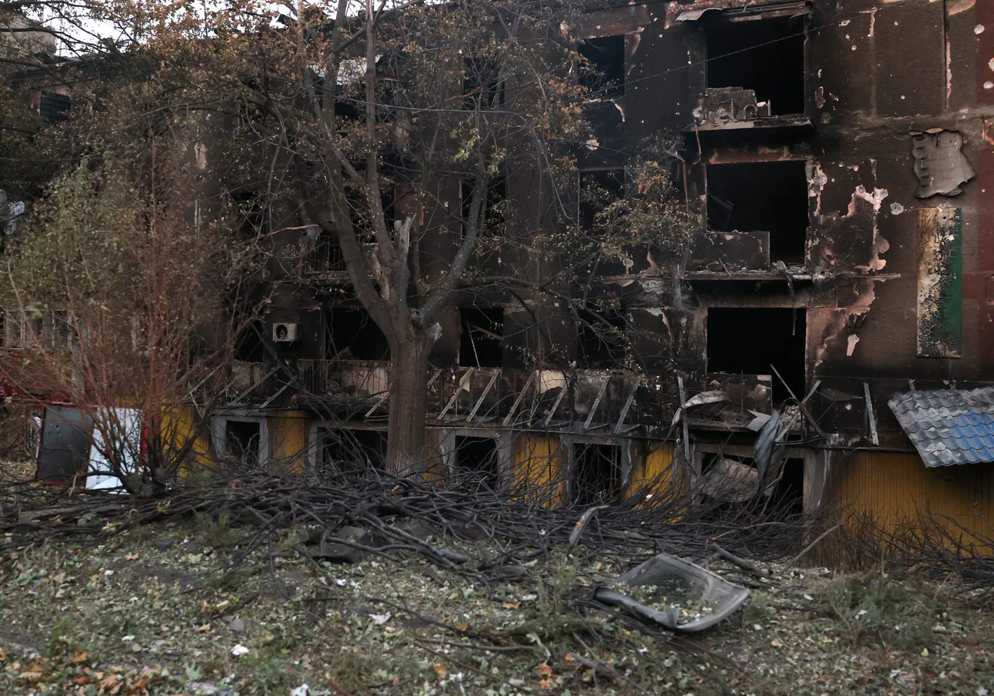Ukraina: venelaste puruks pommitatud hoone Toretskis.