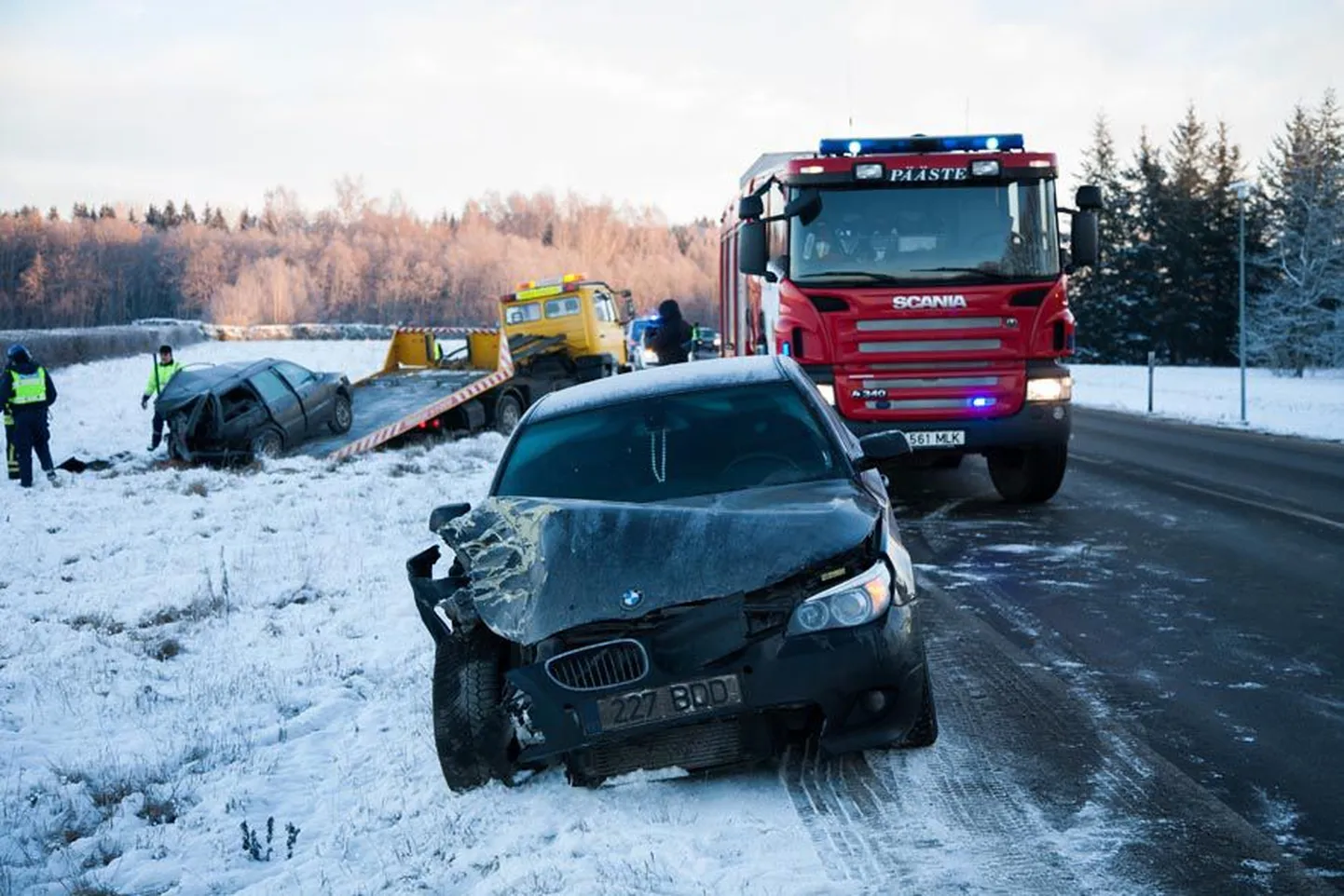 Türi-Allikul korrusmajade juurde viival ristmikul juhtunud liiklusõnnetuste puhul pole vahet ei aastaajal ega kellaajal. 2014. aasta jaanuaris sõitis BMW tagant sisse Volkswagenile (pildil).