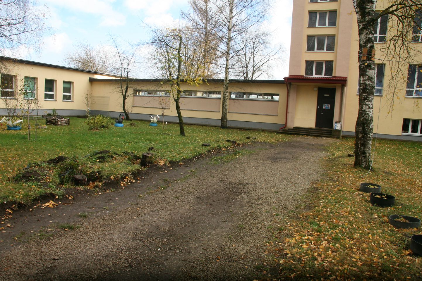 Эту старую дорожку к Ахтмеской основной школе строители скоро преобразят.