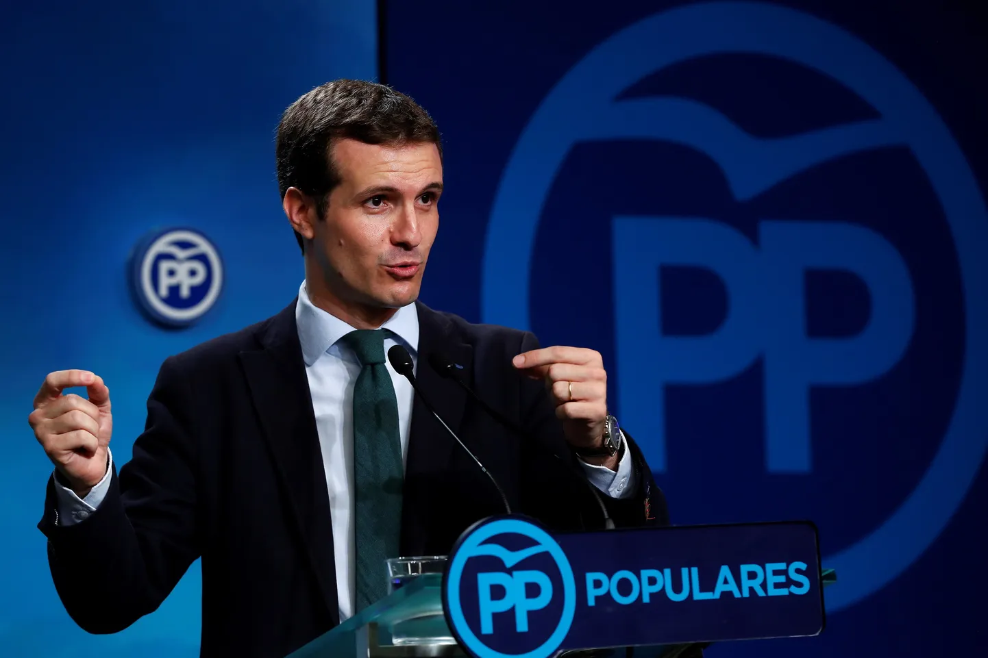 Hispaania Rahvapartei (PP) Pablo Casado tõrjus eilsel pressikonverentsil süüdistusi magistrikraadi pettusega saamises.