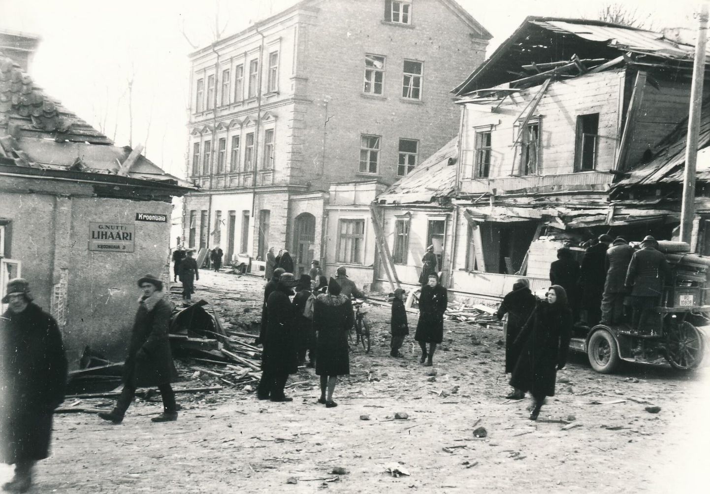Gustav Adolfi (praegu Jakobi) ja Kroonuaia tänava nurk 27. märtsil 1944.