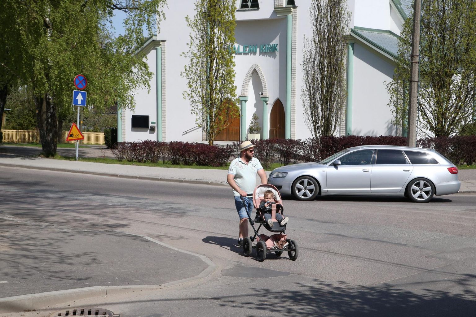 Teisipäeval Salemi kiriku ees Kalevi tänavat lapsekäruga ületanud Tauri Bergmani üle tee lubamiseks tuli Audi juhil pöördel pidurdada ja seisma jääda, kuigi seal vöötrada pole.