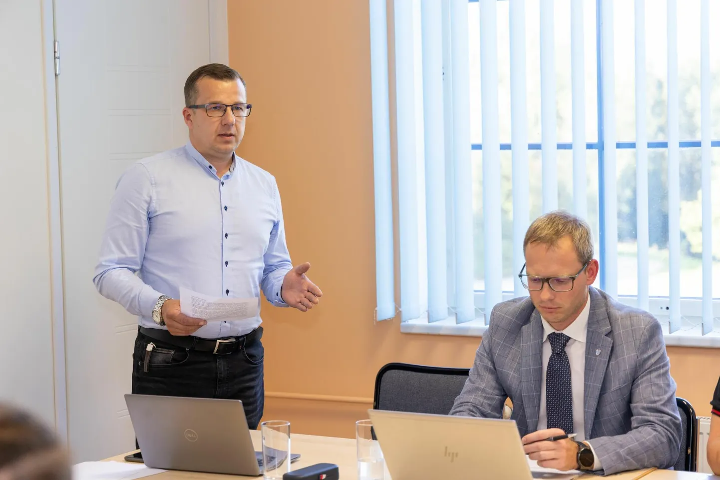Mulgi vallas poliitiliselt eri pooltel olevad praegune vallavanem Dmitri Orav (seisab) ja endine vallajuht Imre Jugomäe (istub) on ühel meelel, et aasta aega tuleb vald toime abivallavanemata, aga siis tuleks üks abivallavanema koht uuesti luua.