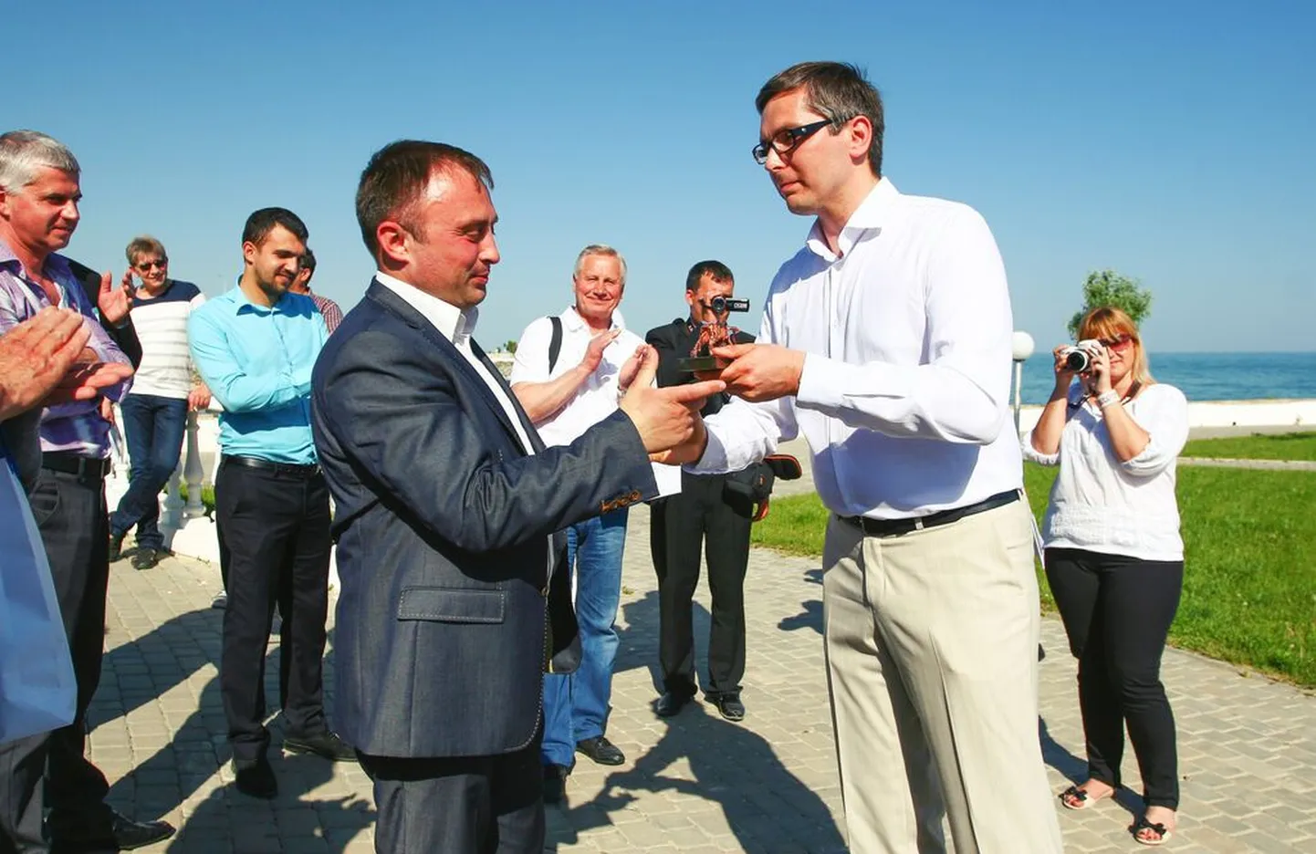Lääne-Viru maavanem Marko Torm (paremal)  tänab koostöö eest Kominternivski rajoonivalitsuse  esimehe kohusetäitjat Sergey Krivenkot.