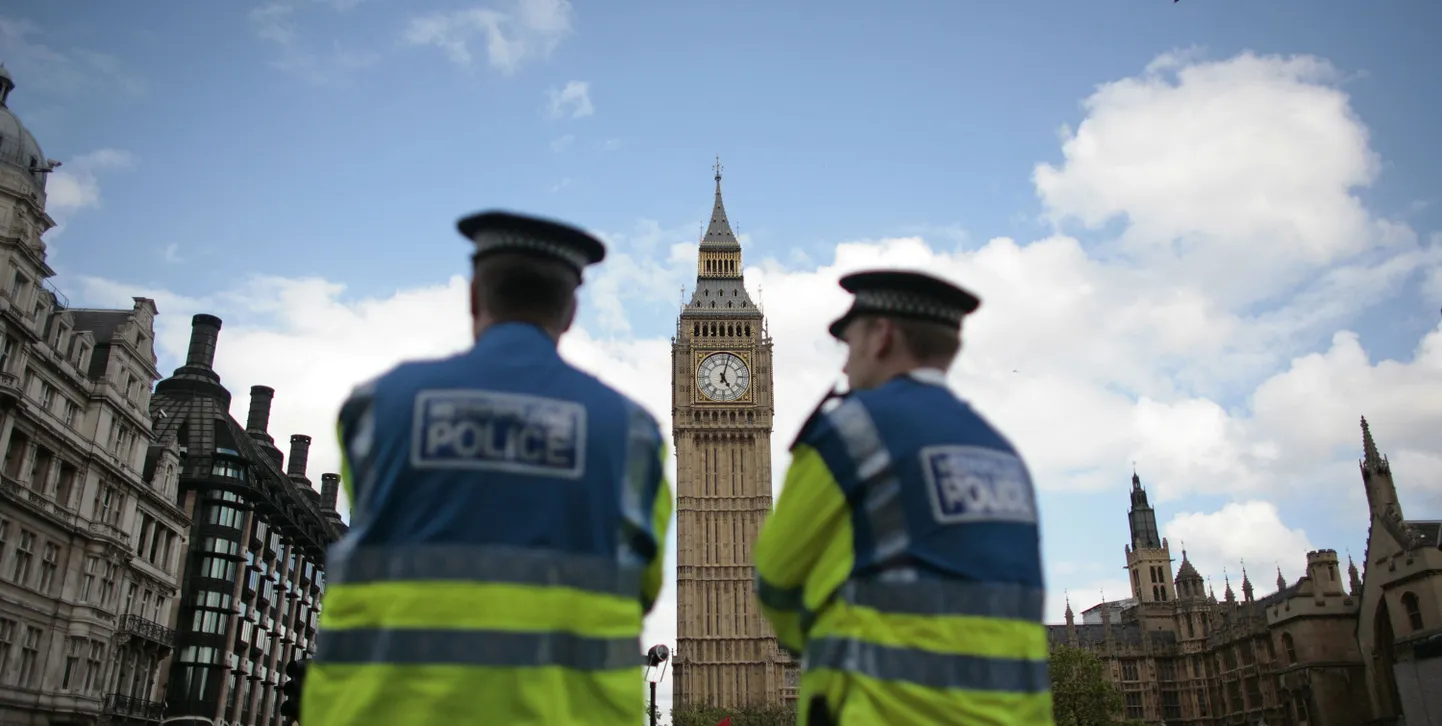Briti politseinikud Londonis parlamendihoone ees