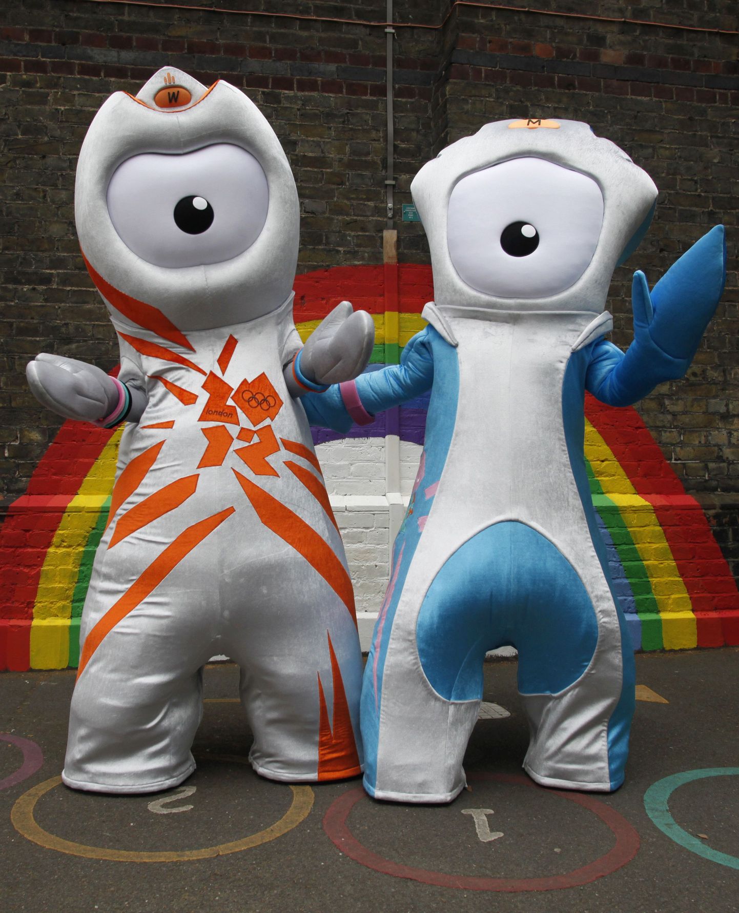 Londoni 2012. aasta olümpiamängude maskott Wenlock (vasakul) ja paraolümpia maskott Mandeville