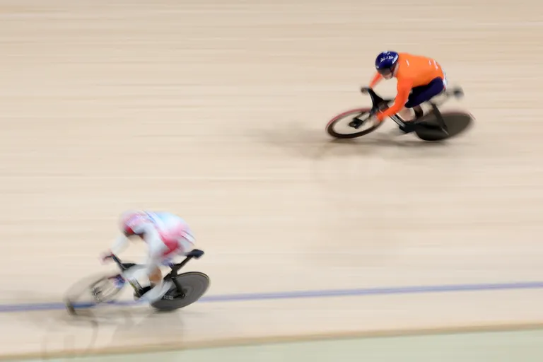 Meeste sprindi suursoosik, hollandlane Harrie Lavreysen (paremal) alistab ses sõidus kindlalt prantslase Rayan Helali.