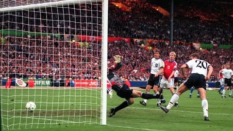 AJALOORÄNNAK ⟩ 1996. aasta EM: sakslased ei luba jalgpallil koju naasta