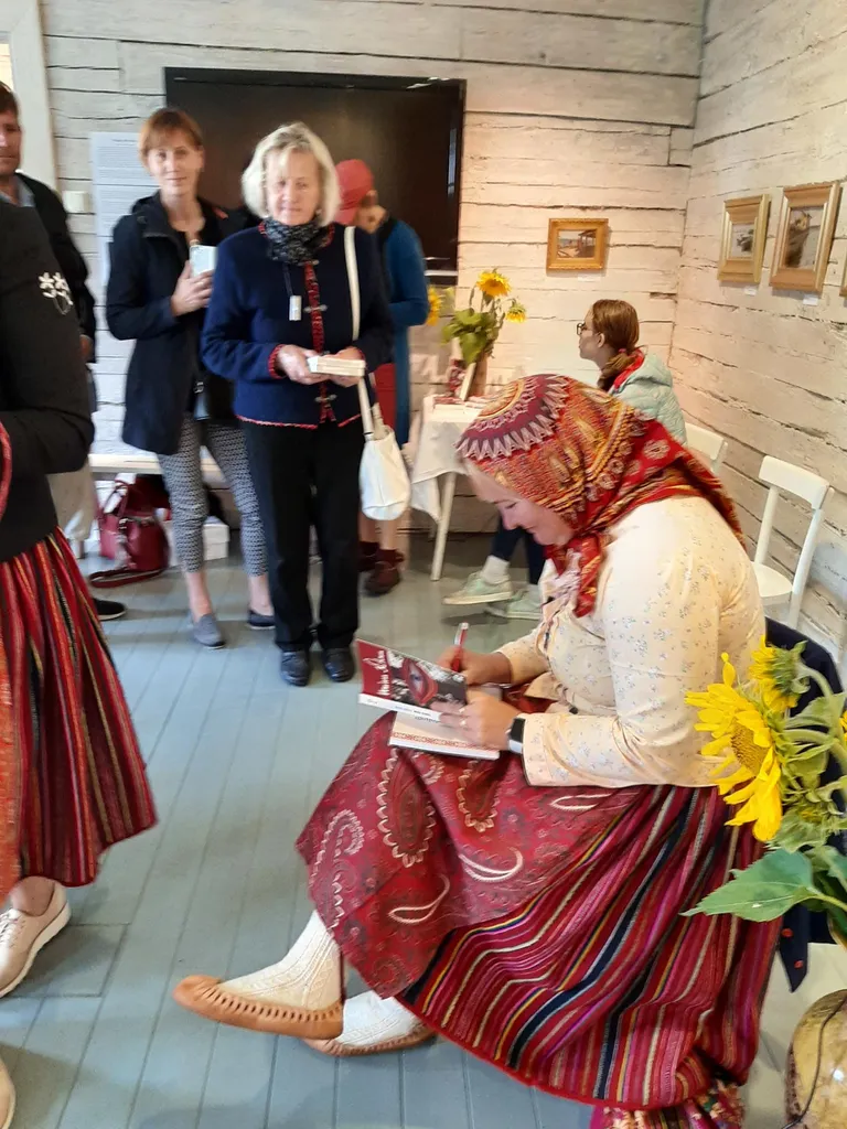 Raamatu autor jagas soovijatele autogramme.