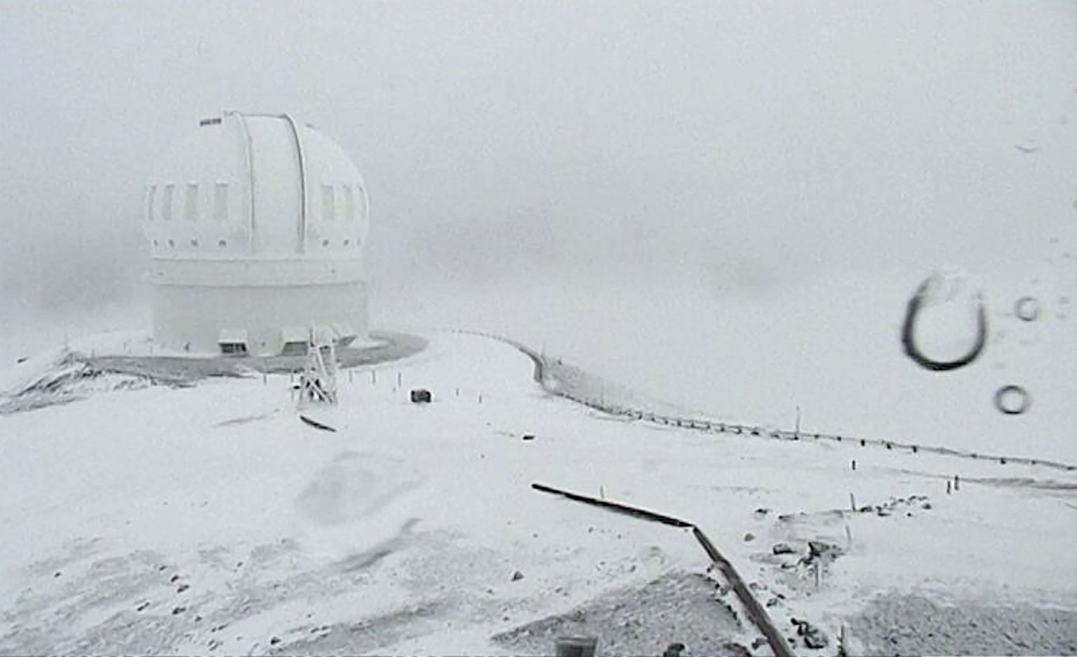 Teleskoop Mauna Kea  tipus Hawaii Big Islandil kattus lumega