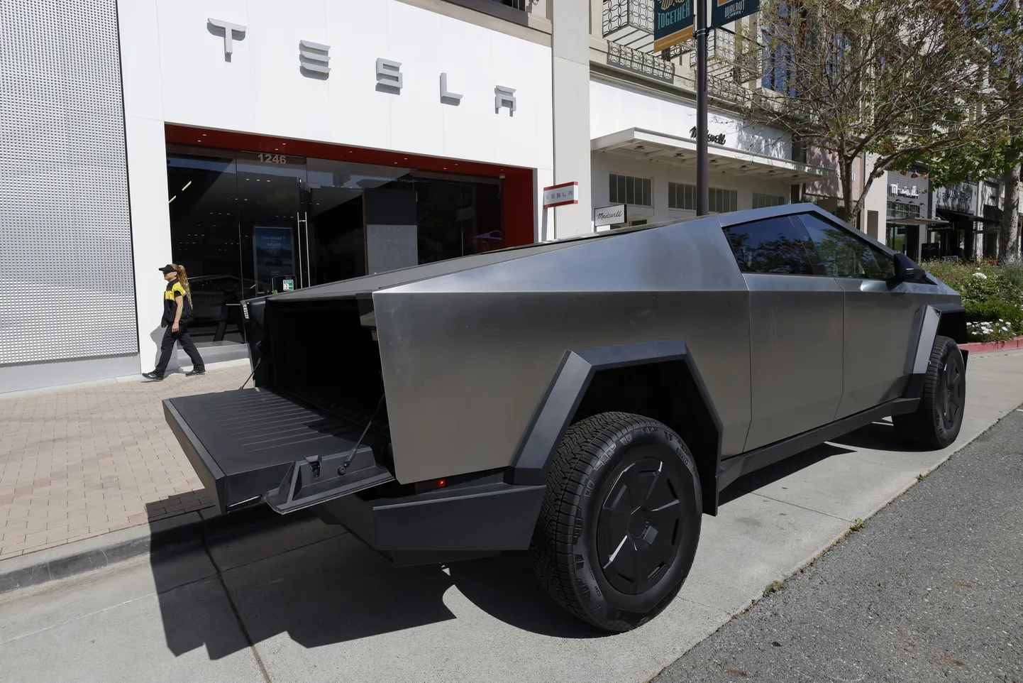 Tesla Cybertruck Walnut Creekis 21.04.25. Tootmine on peatatud ja töötajad on suunatud mujale, laovaru hindu on langetatud. Majandusaruanne avaldatakse 22.04.25.
