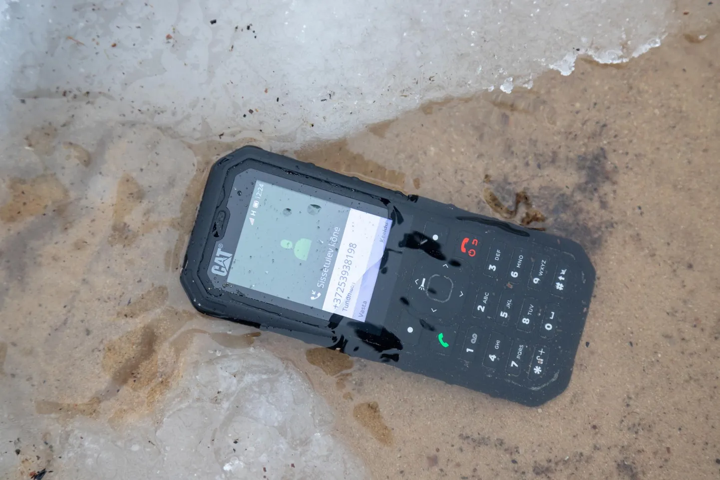 Cat B35 pole küll nii veekindel kui sama firma puutetundliku ekraaniga telefonid, aga vett ei karda seegi. Põrutuskindlus on neil võrdväärne.