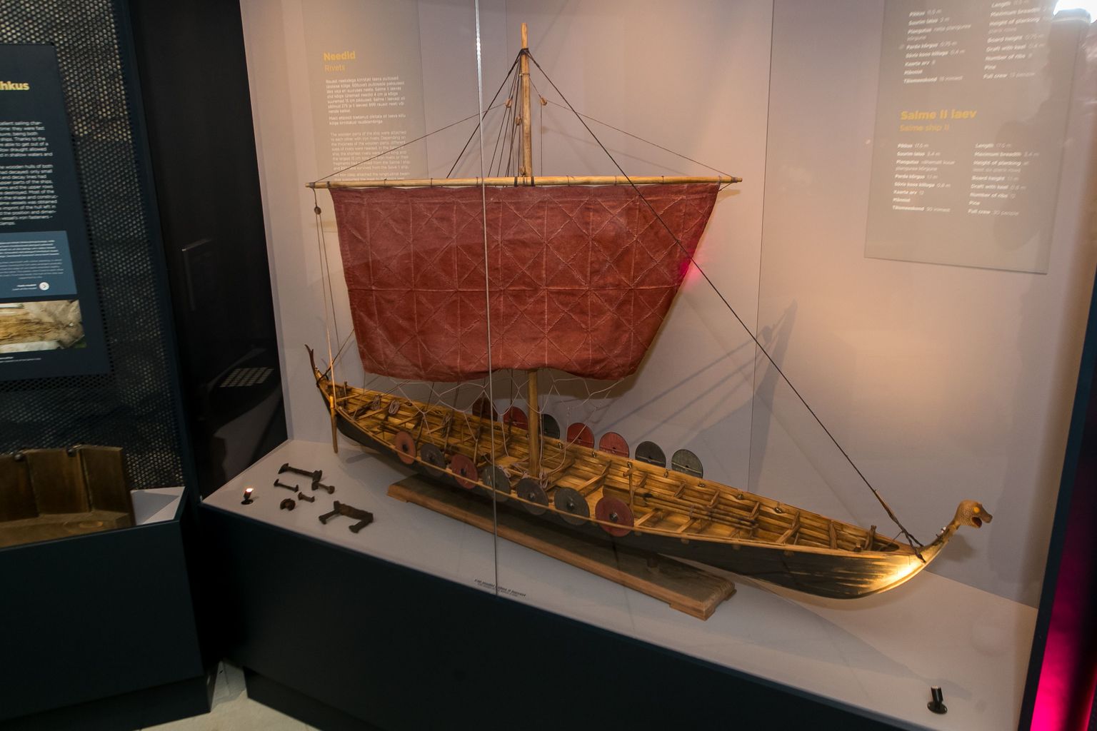 Salme suurema viikingilaeva mudel Saaremaa muuseumi viikinginäitusel.