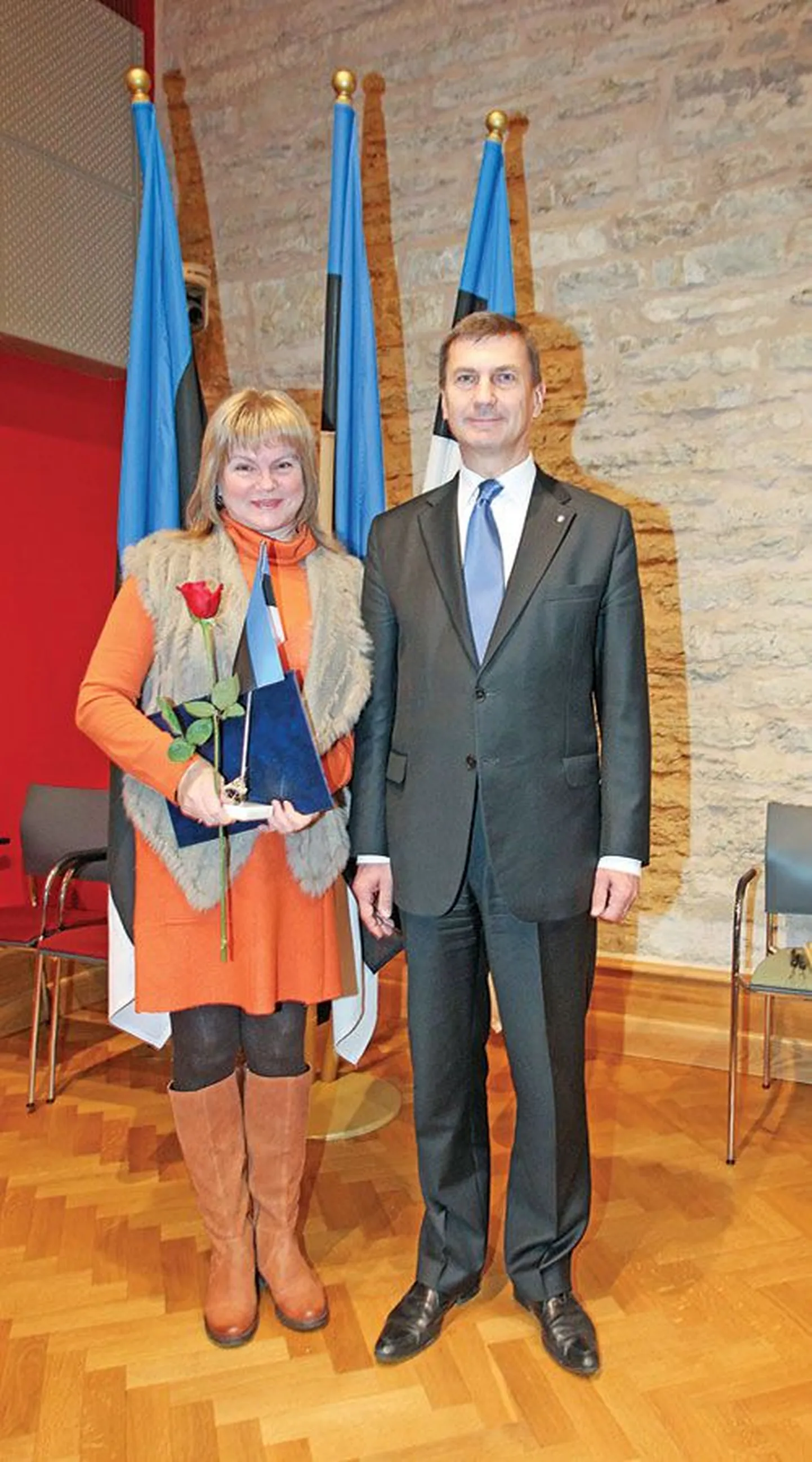 Фотография на память: новая гражданка Эстонии Наталья Сироткина и премьер-министр Эстонии Андрус Ансип.