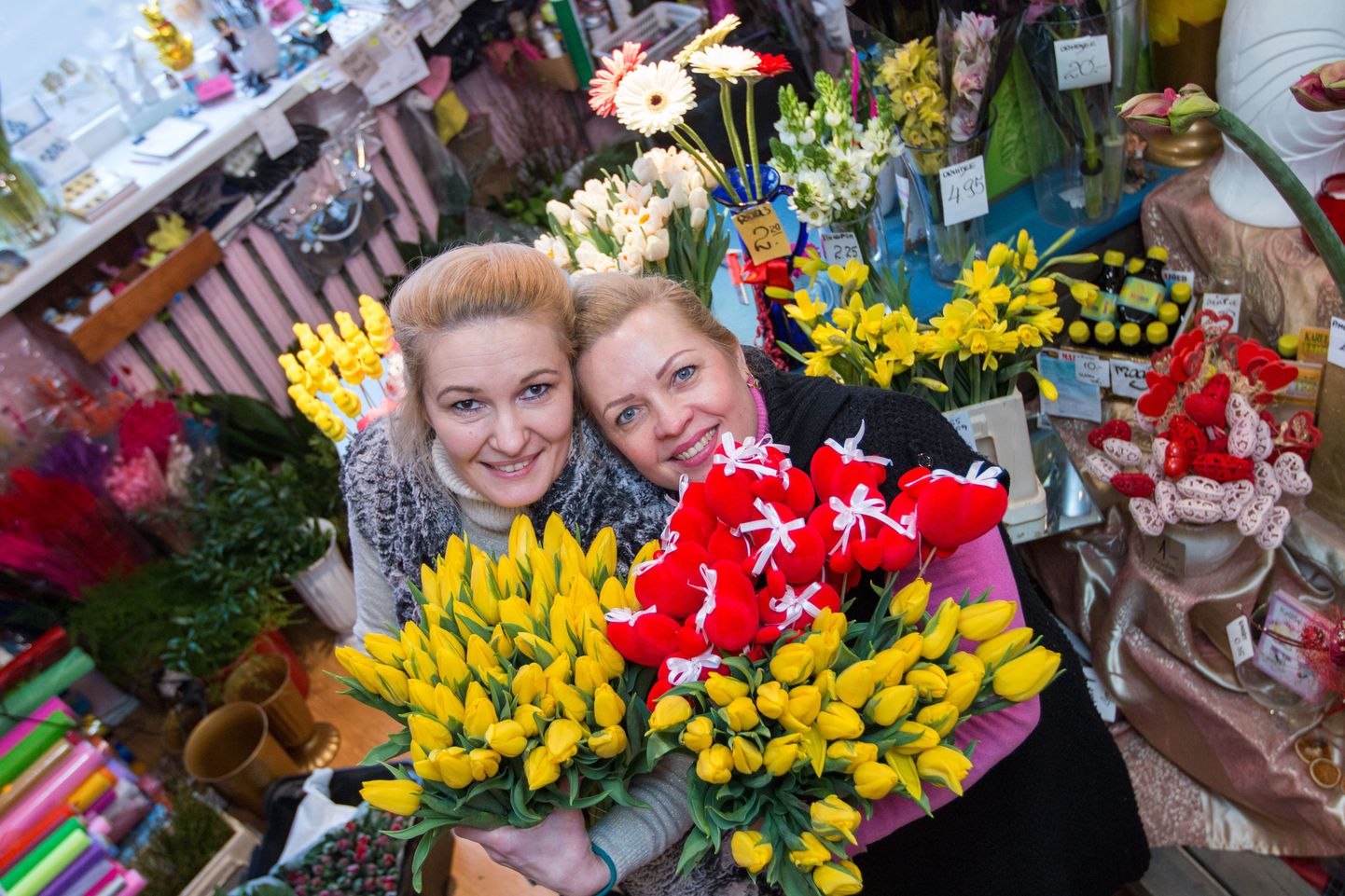Karin Nurmsalu (paremal) ning Ljudmila Rozinfeld on sõbrapäeva ootel kõvasti vaeva näinud ja paljudel sõpradel saab just nende kaudu päev lillelisemaks.