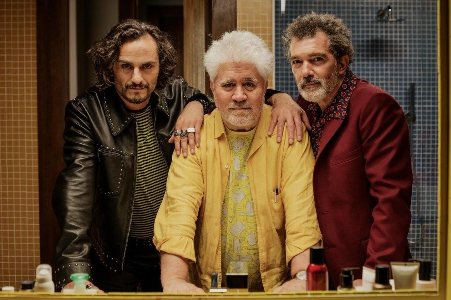 Filmi «Valu ja hiilgus» põhikolmik: vasakul Asier Etxeandía ja paremal Antonio Banderas, keskel režissöör Pedro Almodovar.