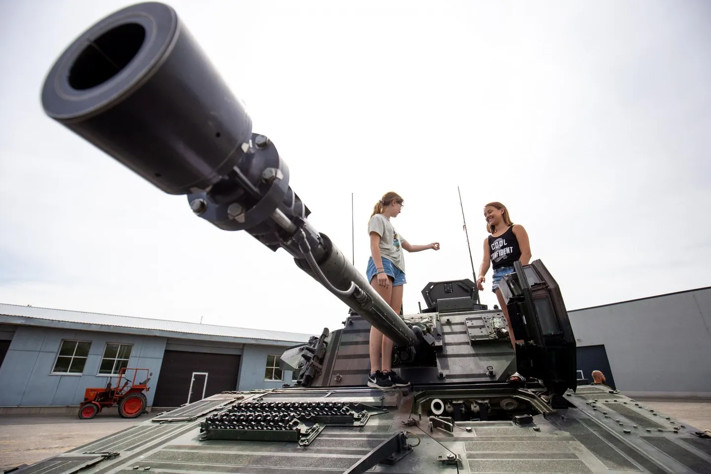 Kooli tuleb pidevalt reklaamida. Järvamaa kutsehariduskeskus võttis osa avatud talude päevast ja tutvustas Säreveres 34 tonni kaaluvat CV9035 soomukit. Eelmisest aastast saab koolis õppida ka soomustehnika tehnik-mehaaniku erialal.