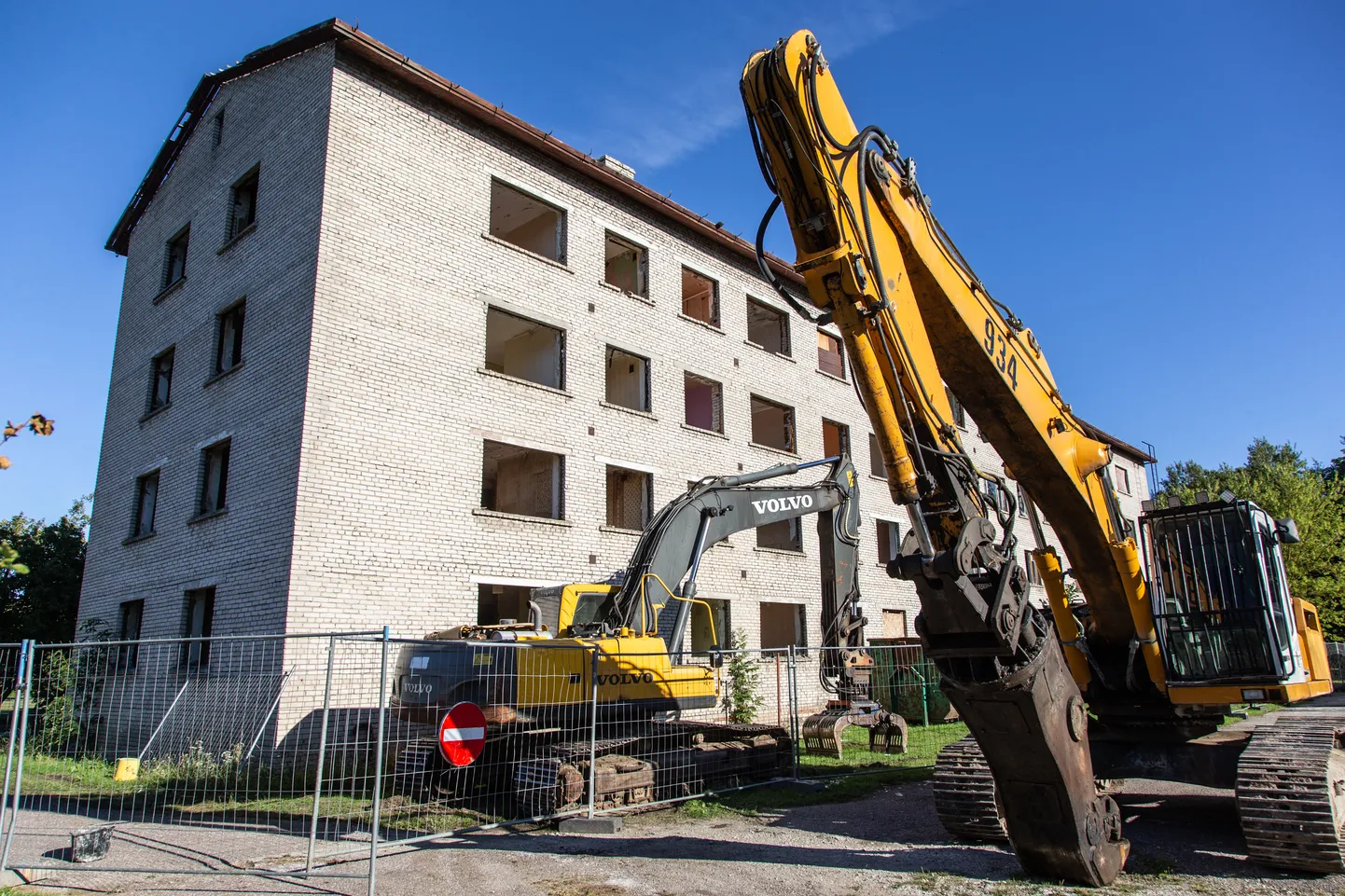 Esimesena lammutati Kiviõlis kaks aastat tagasi riigi toetuse abil Kalevi tänav 1 asuv kortermaja.