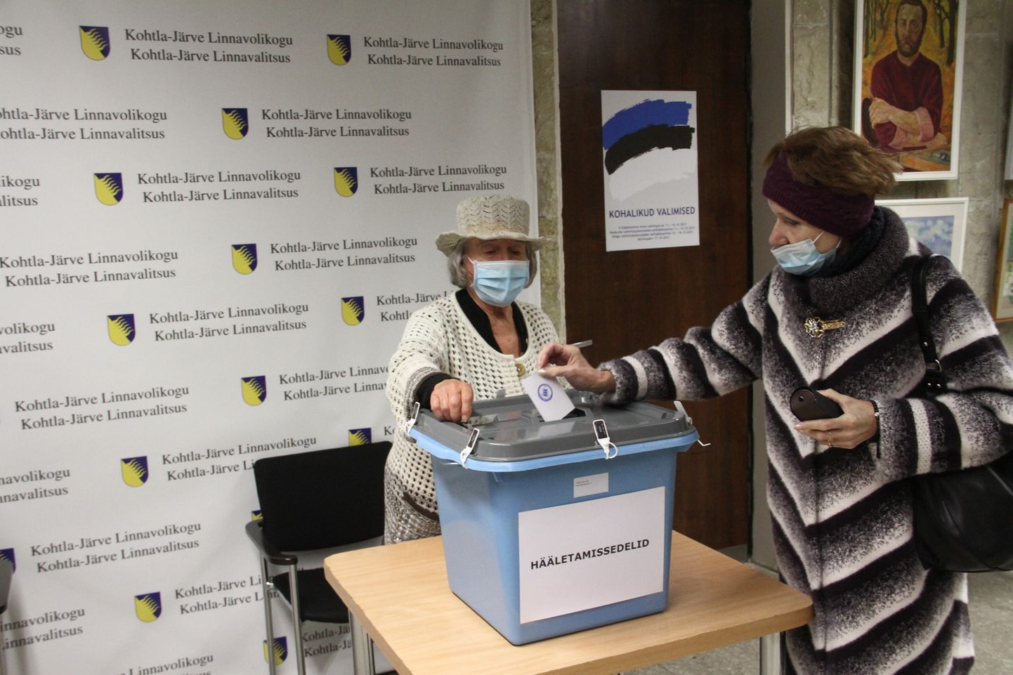 Жительница Кохтла-Ярве голосует в избирательном участке, расположенном в холле здания городского управления.