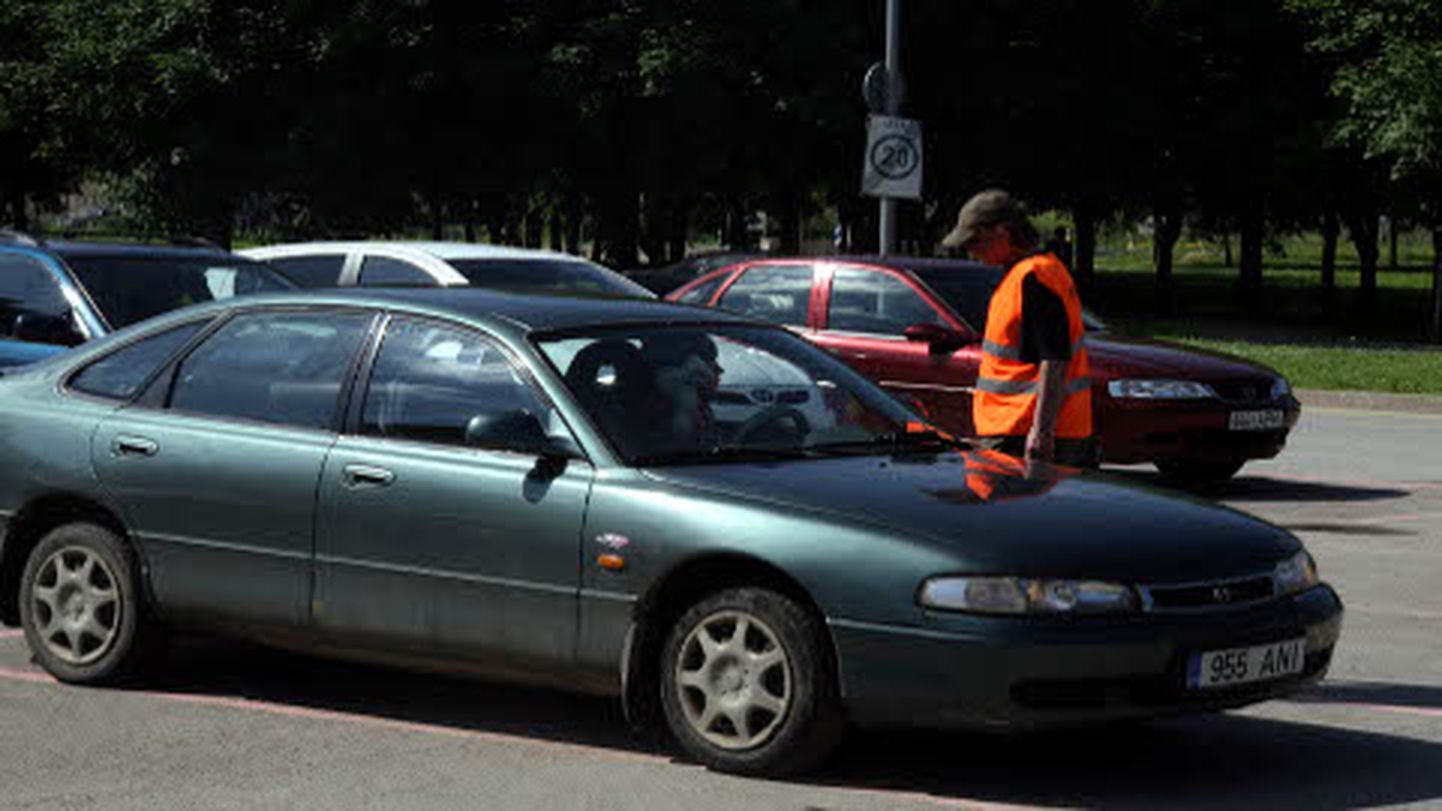 OÜ Prestone on talle kuuluvale parklaosale palganud ka oranžides vestides töötajad, kes autojuhte hoiatavad, et siin kehtib parkimistasu esimesest tunnist alates ning tund maksab 2 eurot.