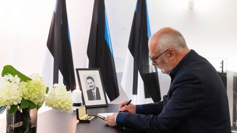 PILDID ⟩ Stenbocki majas avati Siim Kallase kaastunderaamat