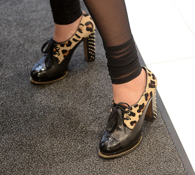 Modes māksliniece izvēlējusies stilīgas kurpes no Moschino 