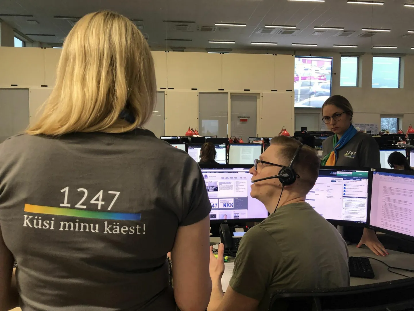 Häirekeskuse töötajad. Pildil on riigiinfotelefon 1247. Foto on illustratiivne.