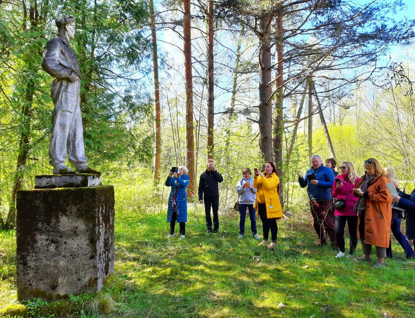 Töölise betoonkuju on 1950. aastatele iseloomulik taies, mida Pärnu giidide tuuril osalejad uudistasid.