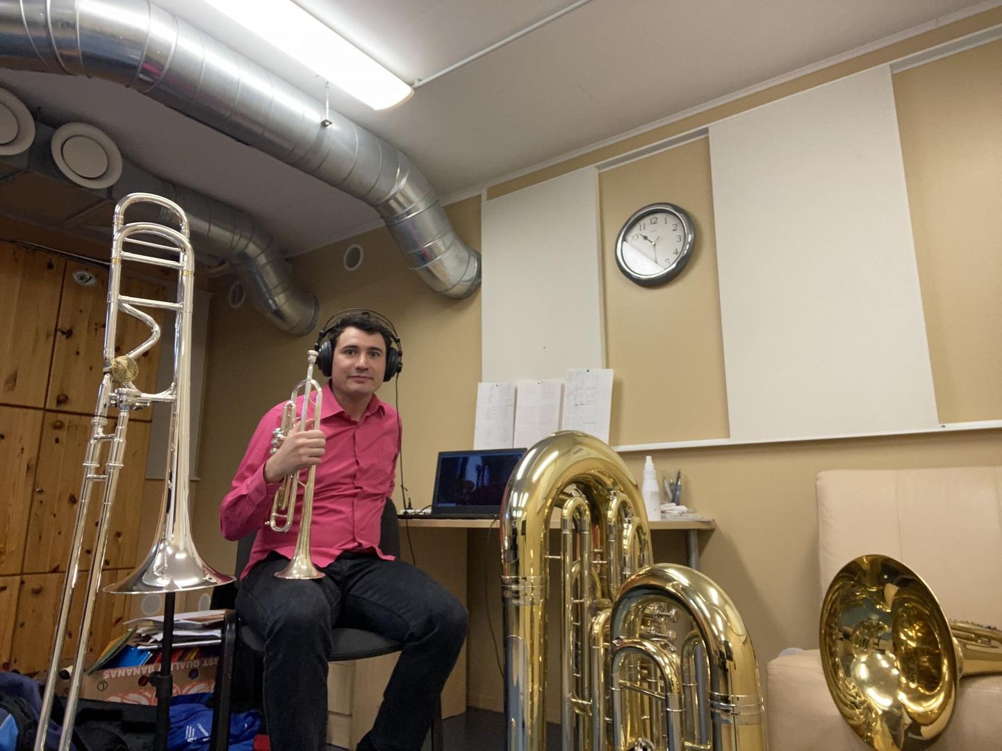 Jose Antonio Page Ramirez oma stuudiolaadses tööpaigas Võru muusikakooli keldrikorrusel. «Klaver pildi peale ei mahtunud,» nentis ta.