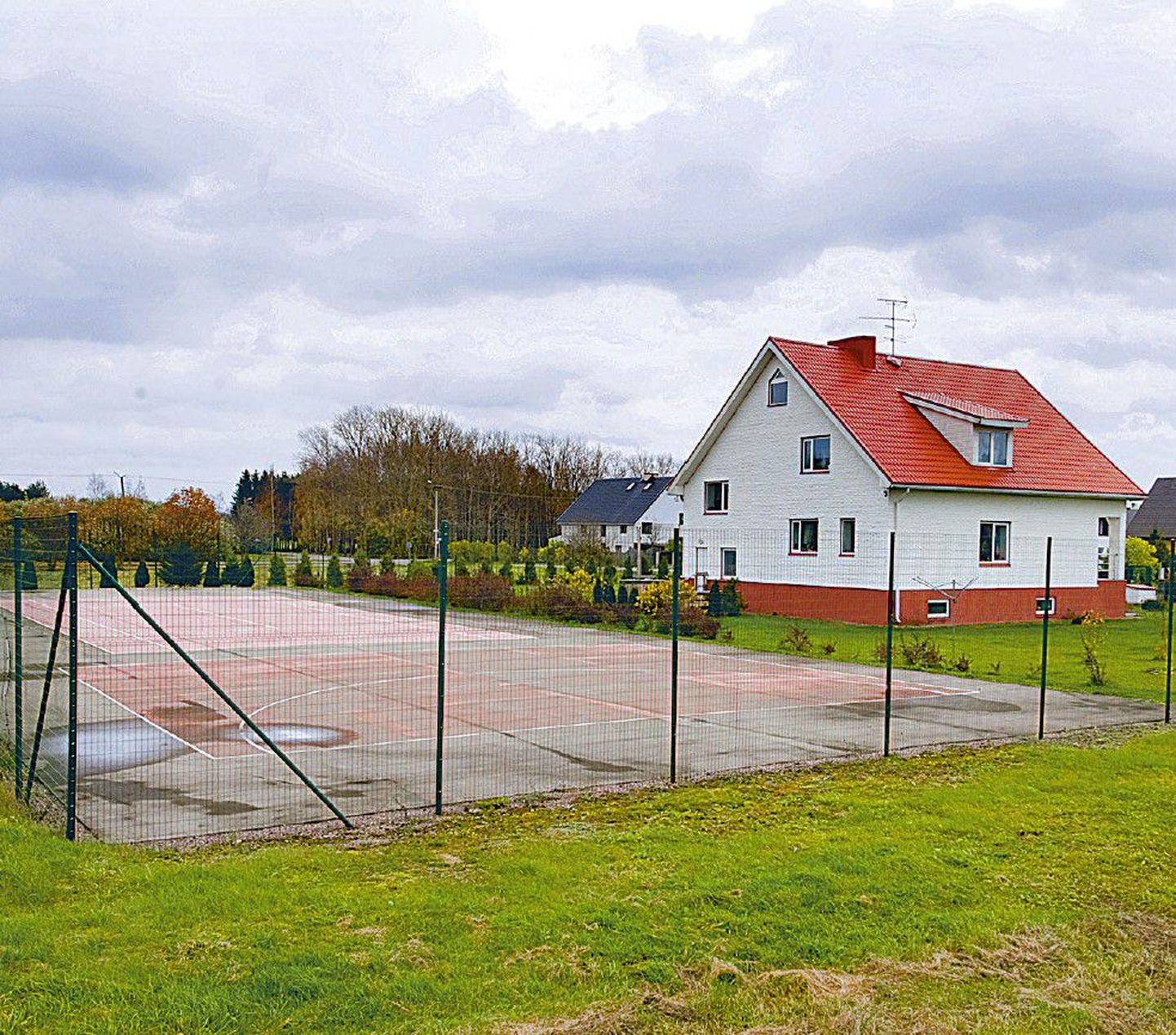 Robert Antropovi osaliselt riigimaale ehitatud tenniseväljak