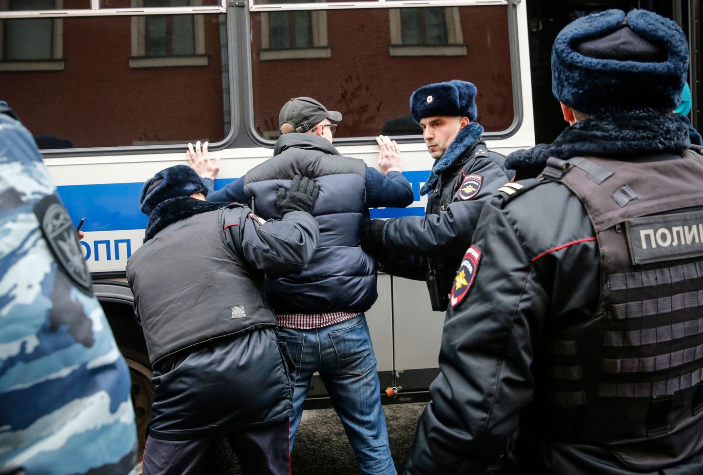 Politsei Moskvas meeleavaldajaid kinni pidamas.