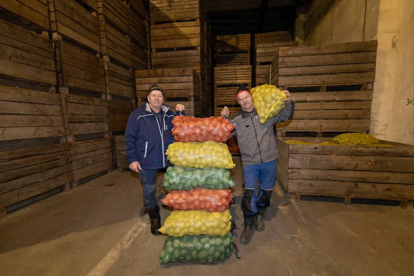Ettevõtjad ja vennad Kulle (vasakul) ning Gustav Põldmaa Simuna Remox OÜ kartulihoidlas.