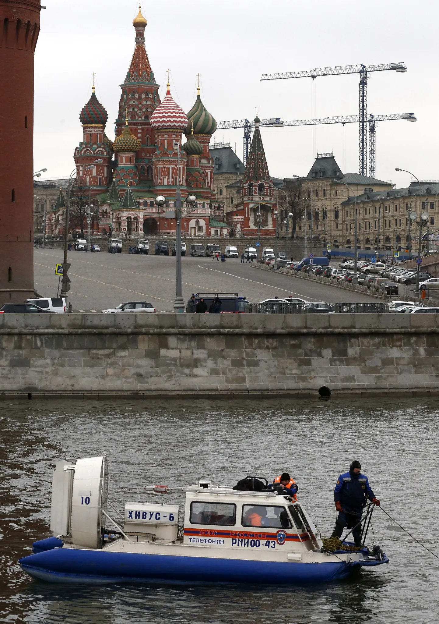 Водолазы ищут орудие убийства Бориса Немцова.