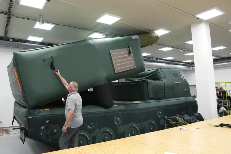 Suure mobiilsusega suurtükiväe raketisüsteemi (HIMARS) täispuhutav peibutussüsteem.