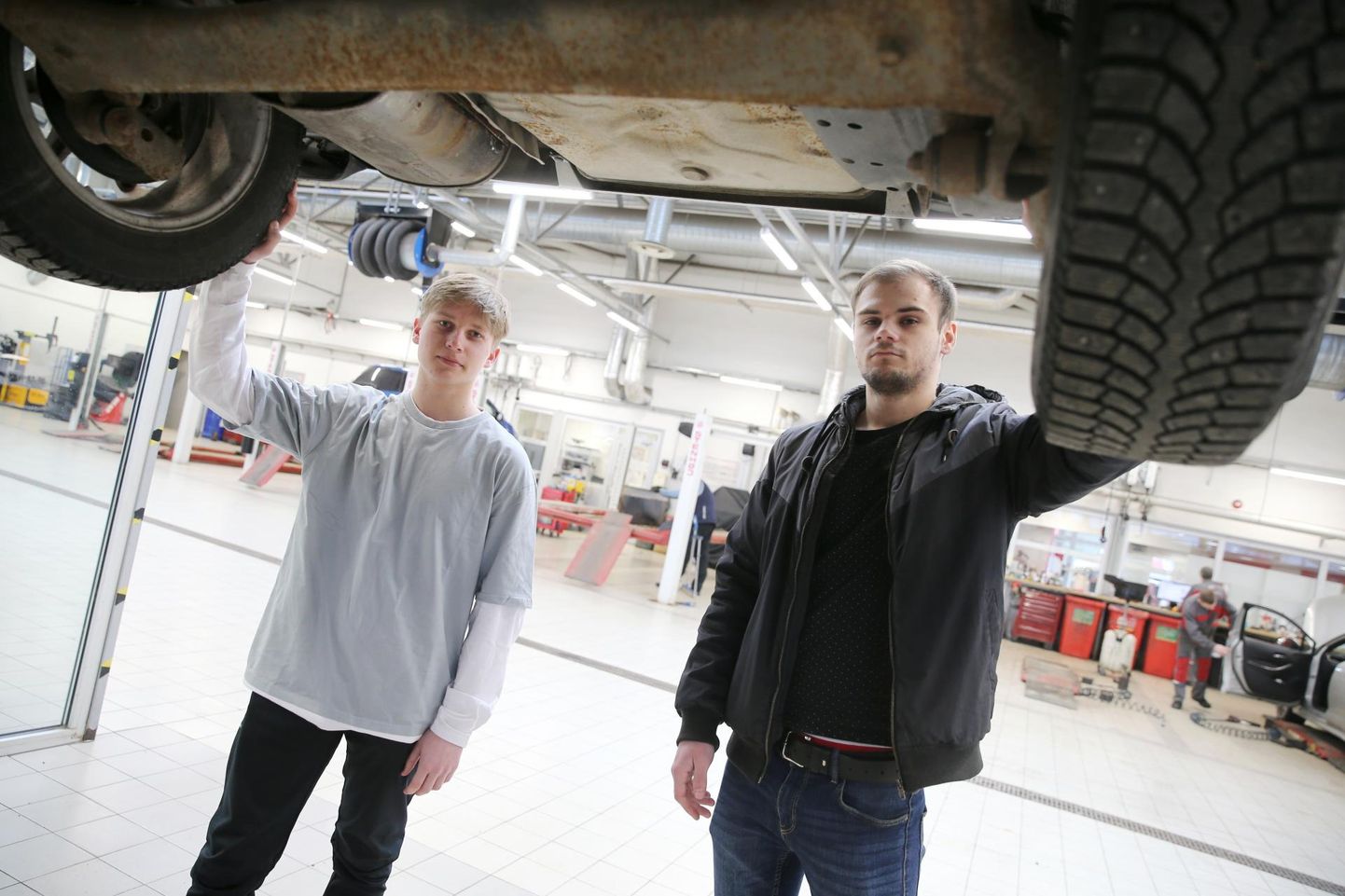 Tulevased autotehnikud Erko Tiimann (vasakul) ja Tanel Aun olid Amservis abis ajal, kui sealsed töötajad haigestusid.