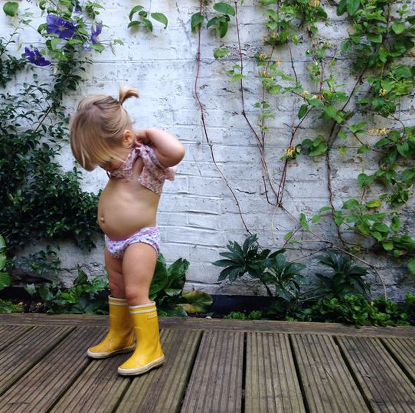Instagram eemaldas naba vaatava väiketüdruku pildi