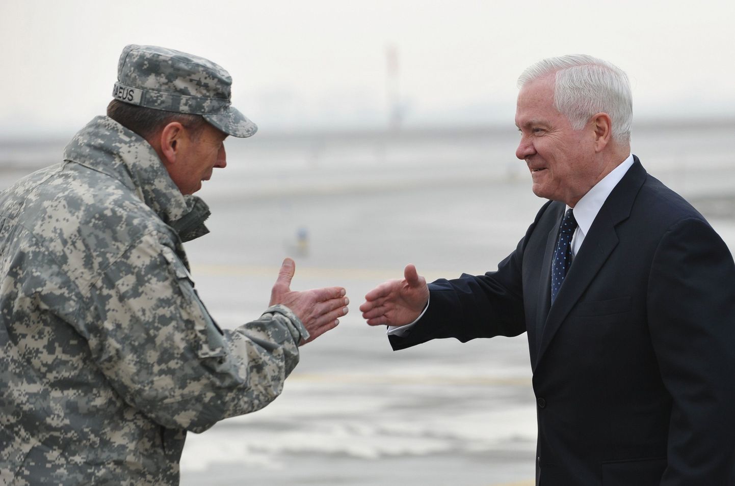 Генерал Дэвид Петрэус, командующий силами международной коалиции ISAF в Афганистане, встречает Гейтса в аэропорту Кабула утром 7 марта.